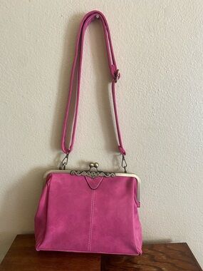 Vintage-Style Pink Kiss-Lock Crossbody Bag